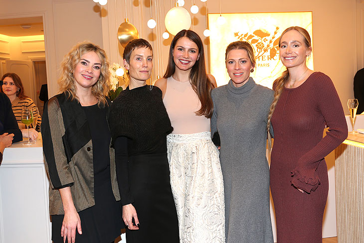 Laura Osswald, Saskia Diez, Anna Pranjic, Nele Kiper, Anouk Delphine bei der Eröffnung der erstenAmbassade Biologique Recherche München am 11.12.204(©Foto: Gisela Schober für Biologique Recherche PR via Getty Images) 